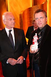 Ministerpräsident Edmund Stoiber und der mit der Hörbuch Corine ausgezeichnte Hape Kerkeling (Foto: Martin Schmitz)